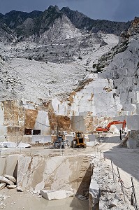 MARBRE BLANC DE LA CARRIERE DE MICHEL ANGE, CAVE MICHELANGELO PROPRIETE DE LA SOCIETE BARATTINI, VALLEE DE TORANO, CAPITALE MONDIALE DU MARBRE, CARRARE, TOSCANE, ITALIE 