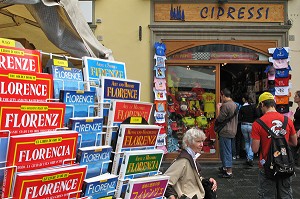BROCHURES TOURISTIQUES SUR LA PLACE DEVANT LE DUOMO, FLORENCE, TOSCANE, ITALIE 