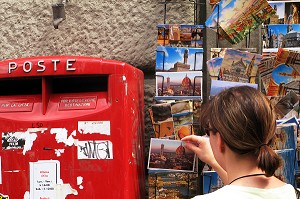 ACHAT DE CARTES POSTALES DEVANT UNE BOITE AUX LETTRES, FLORENCE, TOSCANE, ITALIE 