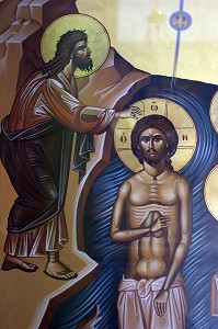 ICONE REPRESENTANT LE BAPTEME DU CHRIST PAR SAINT-JEAN BAPTISTE DANS L'EGLISE ORTHODOXE GRECQUE CONSTRUITE SUR LE SITE DE BETHANIE, BAPTISM SITE, EL-MAGHTAS, WADI KHARRAR, REGION DE LA MER MORTE, JORDANIE 