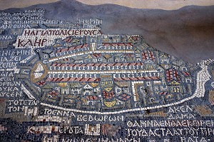 MOSAIQUE DU VIE SIECLE REPRESENTANT LE PLAN DE JERUSALEM, ILLUSTRATION DE LA TERRE SAINTE A PARTIR DE TEXTES BIBLIQUES ET DE RECITS DE VOYAGEURS, CARTE DE PALESTINE A L'INTERIEUR DE L'EGLISE ORTHODOXE GRECQUE DE SAINT-GEORGES, ROUTE DES ROIS, MADABA, JORDANIE 