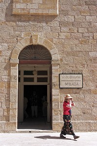 TOURISTES SORTANT DE L'EGLISE ORTHODOXE GRECQUE DE SAINT-GEORGES, ROUTE DES ROIS, MADABA, JORDANIE 