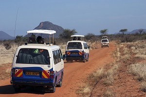 SAFARI DANS LE PARC NATIONAL DU TSAVO EST, RESERVE, PARC NATIONAL, ELEPHANT, TOURISTES, KENYA, AFRIQUE 