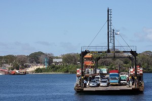 BAC EFFECTUANT UNE TRAVERSEE A MOMBASA, MOMBASA, KENYA, AFRIQUE 