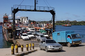 BAC, TRAVERSEE, VOITURES, MOMBASA, KENYA, AFRIQUE 