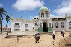 ECOLIERS DANS UNE RUE DE LAMU, ILE, ILE DE LAMU, KENYA, AFRIQUE 
