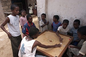 ENFANTS JOUANT DANS UNE RUE DE LAMU, ILE, ILE DE LAMU, KENYA, AFRIQUE 