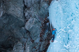 ALPINISTE EN HAUTE MONTAGNE, VAL DE COGNE, ITALIE, EUROPE 