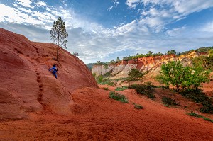 RANDONNEE AU MILIEU DES FALAISES OCRES DU COLORADO PROVENCAL, RUSTREL, VAUCLUSE (84), PROVENCE-ALPES-COTE D'AZUR, FRANCE 