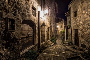 RUELLE ECLAIREE ET HABITATIONS ANCIENNES DE NUIT, SORANO, TOSCANE, ITALIE 