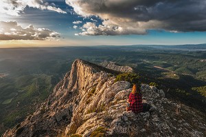 PANORAMA DU SOMMET DE LA MONTAGNE SAINTE-VICTOIRE, AIX-EN-PROVENCE, BOUCHES-DU-RHONE (13), PROVENCE-ALPES-COTE D'AZUR, FRANCE 