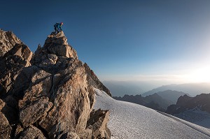 GUIDE DE HAUTE MONTAGNE AU SOMMET D'UN EPERON ROCHEUX SUR L'AIGUILLE DU TOUR, MASSIF DU MONT-BLANC, CHAMONIX-MONT-BLANC, HAUTE-SAVOIE (74), AUVERGNE-RHONE-ALPES, FRANCE 