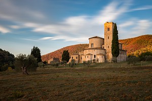 LEVER DE SOLEIL SUR L'ABBAYE DE SANT'ANTIMO AVEC SES COULEURS D'AUTOMNE, MONTALCINO, TOSCANE, ITALIE 