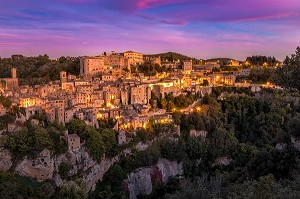 CREPUSCULE SUR LA VILLE ILLUMINEE DE SORANO, TOSCANE, ITALIE 