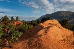 RANDONNEE AU MILIEU DES FALAISES OCRES DU COLORADO PROVENCAL, RUSTREL, VAUCLUSE (84), PROVENCE-ALPES-COTE D'AZUR, FRANCE 