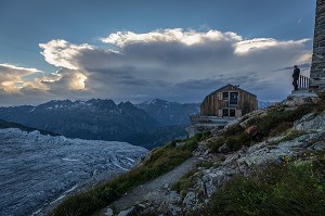 RANDONNEUR SE REPOSANT AU REFUGE ALBERT 1ER PENDANT UNE SOIREE ORAGEUSE, MASSIF DU MONT-BLANC, CHAMONIX-MONT-BLANC, HAUTE-SAVOIE (74), AUVERGNE-RHONE-ALPES, FRANCE 