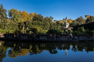 REFLETS DE STATUES ET D'ARBUSTES DANS LA FONTAINE DE L'OCEAN, JARDIN DE BOBOLI, FLORENCE, TOSCANE, ITALIE 