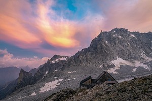 NUAGES D'ORAGE AU COUCHER DU SOLEIL AU DESSUS DE LA CABANE D'ORNY, CHAMPEX, MASSIF DU MONT-BLANC, SUISSE 