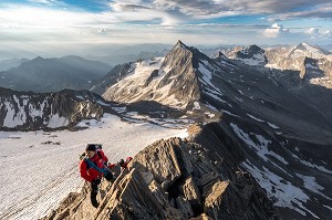 GUIDE DE HAUTE MONTAGNE EMMENANT SON CLIENT SUR L'ARETE DU WEISSMIES, ALPES, SAAS ALMAGELL, VALAIS, SUISSE 