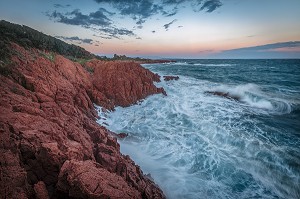 MER AGITEE CONTRE LA ROCHE ROUGE DU MASSIF DE L'ESTEREL, CAP ROUX, SAINT-RAPHAEL, VAR (83), PROVENCE-ALPES-COTE D'AZUR, FRANCE 