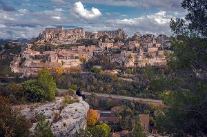 PROMENEUR CONTEMPLANT LE VILLAGE MEDIEVAL DES BAUX-DE-PROVENCE, BOUCHES-DU-RHONE (13), PROVENCE-ALPES-COTE D'AZUR, FRANCE 