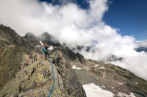GUIDE DE HAUTE MONTAGNE ENCORDE AU SOMMET DE L'AIGUILLE DE L'INDEX, MASSIF DES AIGUILLES ROUGES, CHAMONIX-MONT-BLANC, HAUTE-SAVOIE (74), AUVERGNE-RHONE-ALPES, FRANCE 