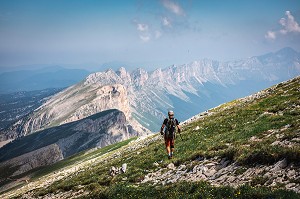 RANDONNEUR AU SOMMET DU GRAND VEYMONT, VUE SUR LES CRETES DU VERCORS AU LOIN, GRESSE-EN-VERCORS, ISERE (38), AUVERGNE-RHONE-ALPES, FRANCE 