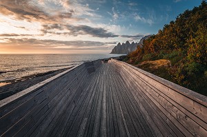 PASSERELLE MENANT A LA PLAGE DE TUNGENESET, SENJA, NORVEGE 