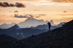 PHOTOGRAPHE PROFITANT DU COUCHER DU SOLEIL PRES DU REFUGE QUITINO SELLA, MONT-BLANC EN ARRIERE-PLAN, MASSIF DU MONT-ROSE, GRESSONEY-LA-TRINITE, VAL D'AOSTE, ITALIE 