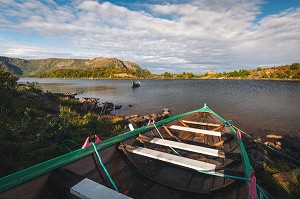 BARQUES TRADITIONNELLES PRES D'UN ETANG DE L'ILE D'ANDOYA, NORVEGE 