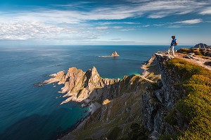 RANDONNEUSE AU SOMMET DU MONT MATIND AU DESSUS DE LA COTE ESCARPEE DE L'ILE D'ANDOYA, NORVEGE 