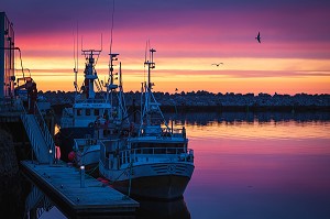 BATEAUX DE PECHE DU PORT D'ANDENES AU COUCHER DU SOLEIL, ANDOYA, NORVEGE 