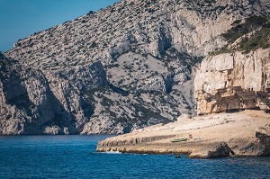 PROMENEURS EN CANOE SE REPOSANT SUR LA PLAGE DE LA CALANQUE DE LA LEQUE, PARC NATIONAL DES CALANQUES, MARSEILLE, BOUCHES-DU-RHONE (13), PROVENCE-ALPES-COTE D'AZUR, FRANCE 