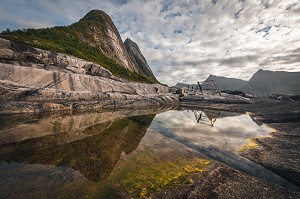 SECHOIR A POISSONS TRADITIONNEL AU PIED D'UNE MONTAGNE, TUNGENESET, SENJA, NORVEGE 