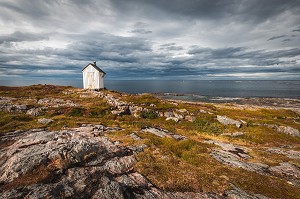 ANCIEN PHARE SUR LA COTE DE L'ILE D'ANDOYA SOUS UN TEMPS ORAGEUX, NORVEGE 