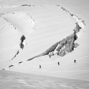 ALPINISTES TRAVERSANT UN GLACIER AU PIED DE GRANDES CREVASSES OUVERTES, MASSIF DU MONT-ROSE, GRESSONEY-LA-TRINITE, VAL D'AOSTE, ITALIE 