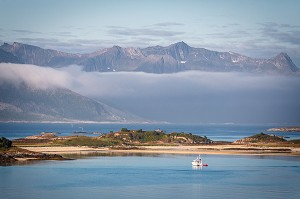 BATEAU ANCRE AU BORD D'UNE PLAGE ENTOUREE DE MONTAGNES, SOMMAROY, ILE DE KVALOYA, TROMSO, NORVEGE 