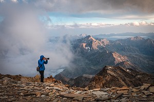 PHOTOGRAPHE PROFITANT DU COUCHER DU SOLEIL PRES DU REFUGE QUITINO SELLA, MASSIF DU MONT-ROSE, GRESSONEY-LA-TRINITE, VAL D'AOSTE, ITALIE 