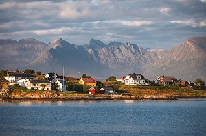 VILLE COTIERE DANS UN PAYSAGE MONTAGNEUX AU COUCHER DU SOLEIL, SOMMAROY, ILE DE KVALOYA, TROMSO, NORVEGE 