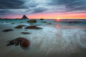 ROCHERS ET SABLE BLANC SUR LA PLAGE DU VILLAGE DE BLEIK AU COUCHER DU SOLEIL, ANDOYA, NORVEGE 