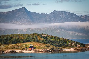 MAISONS ISOLEES SUR UNE ILE AU MILIEU D'UN FJORD, SOMMAROY, ILE DE KVALOYA, TROMSO, NORVEGE 