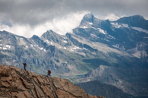 ALPINISTES SUR L'ARETE MENANT AU REFUGE QUITINO SELLA, MASSIF DU MONT-ROSE, GRESSONEY-LA-TRINITE, VAL D'AOSTE, ITALIE 