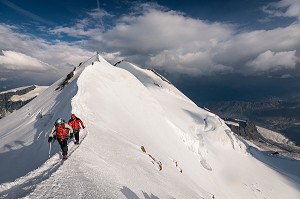 ALPINISTES SUR L'ARETE SOMMITALE DU CASTOR FUYANT LE MAUVAIS TEMPS, MASSIF DU MONT-ROSE, GRESSONEY-LA-TRINITE, VAL D'AOSTE, ITALIE 