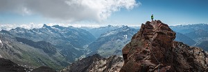 RANDONNEUR SUR L'ARETE MENANT AU REFUGE QUINTINO SELLA, MASSIF DU MONT-ROSE, GRESSONEY-LA-TRINITE, VAL D'AOSTE, ITALIE 