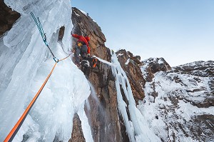 GUIDE DEBUTANT UNE LONGUEUR SUR LA CASCADE DE GLACE PATRI, COGNE, VAL D'AOSTE, ITALIE 