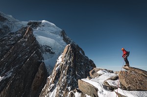 GUIDE SUR L'ARETE DES POINTES LACHENAL AU PIED DES SERACS DU MONT-BLANC DU TACUL, MASSIF DU MONT-BLANC, CHAMONIX-MONT-BLANC, HAUTE-SAVOIE (74), FRANCE 