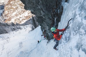 GUIDE SUR LA CASCADE DE GLACE ELOI DANS UN PAYSAGE ENNEIGE, COGNE, VAL D'AOSTE, ITALIE 