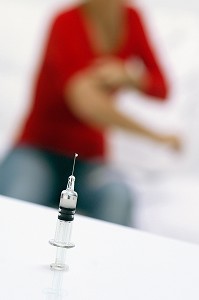 FEMME SE PREPARANT POUR UN VACCIN, VACCINATION CONTRE LE VIRUS H1N1 OU LA GRIPPE A 