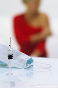 FEMME SE PREPARANT POUR UN VACCIN, VACCINATION CONTRE LE VIRUS H1N1 OU LA GRIPPE A 