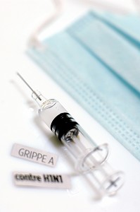 SERINGUE ET MASQUE CHIRURGICAL, VACCINATION CONTRE LE VIRUS H1N1 OU LA GRIPPE A 